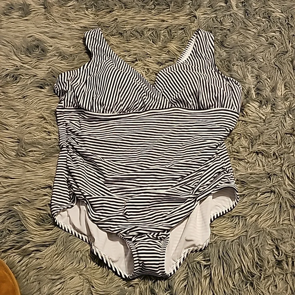 Womens black and white plus sz 3X (24w-26) Nwots!!!Embrace your curves - Picture 3 of 7